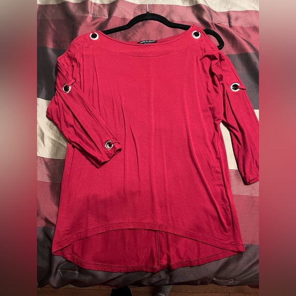 Cable and gauge 3/4 sleeve red shirt with arm cutouts - Picture 1 of 3